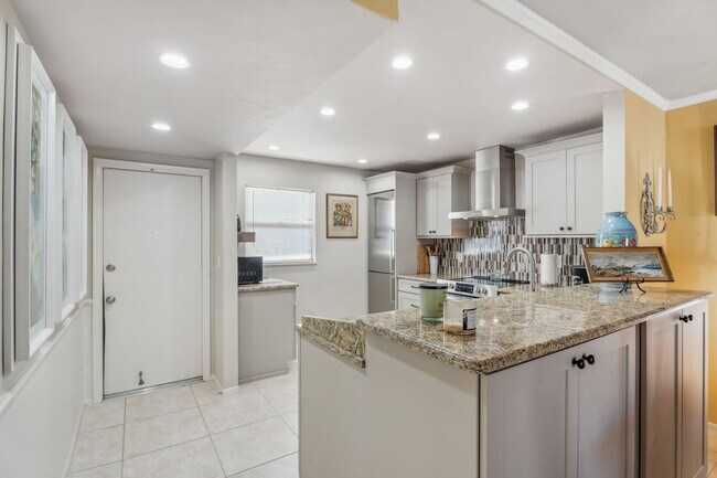 Building Photo - 2 Bed 2 Bath waterfront Condo