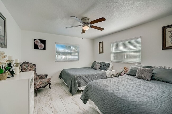 Building Photo - 2 Bed / 1 Bath Cozy Downtown Duplex Apartment