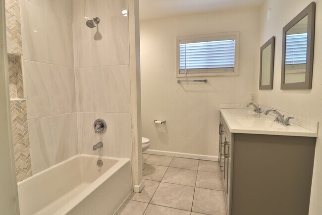 Building Photo - Roommate- Friendly 4 bedroom, 2 Bath Home Near UNR