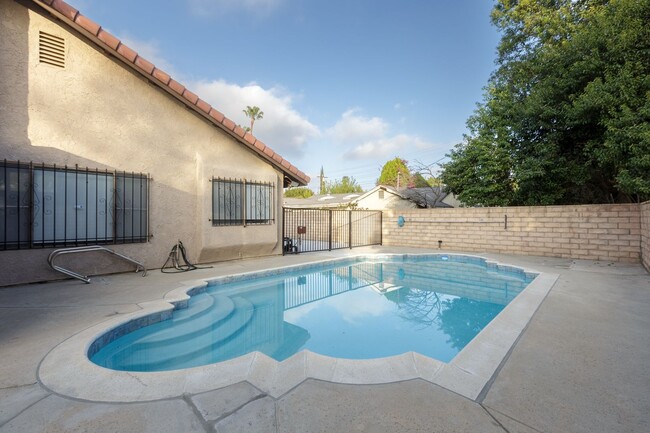 Building Photo - Large 5bd Home in Northridge with Pool!