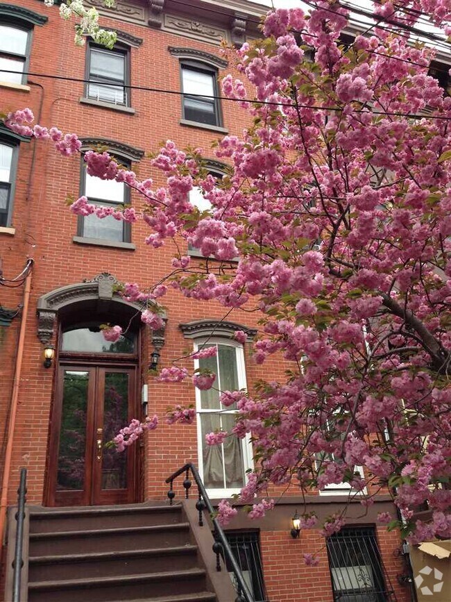 Building Photo - 133 Wayne St