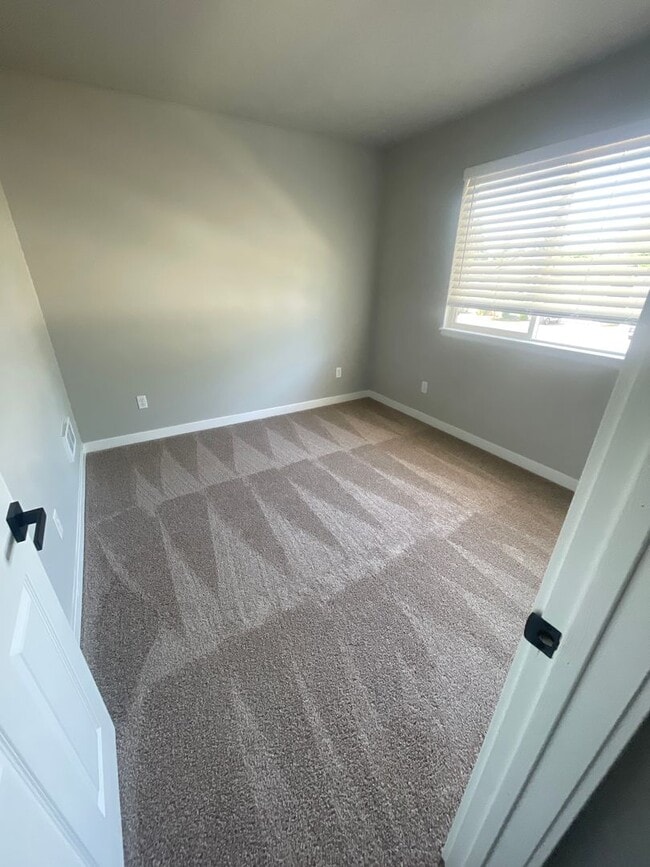 Building Photo - Remodeled 3bd, 2.5bath home