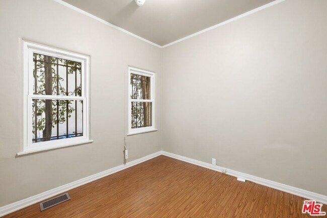 Building Photo - 120 S Poinsettia Pl