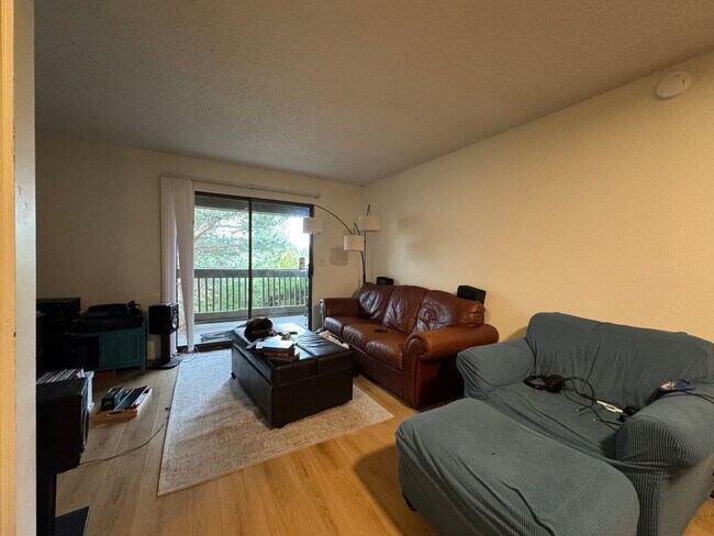 Building Photo - 2 Bedroom 1.5 Bath Townhouse near WWU and Fairhaven w/ Attached Garage