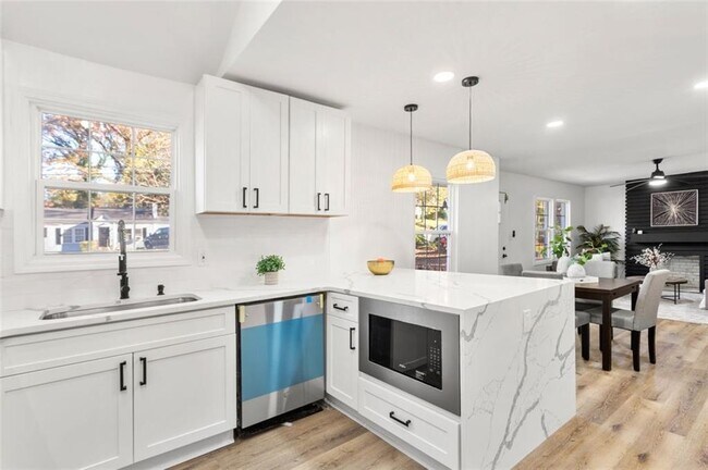Building Photo - 1349 Lockhaven Cir SW
