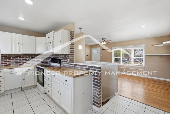 Building Photo - Lovely Single Family Home Fenced in Yard and Central AC