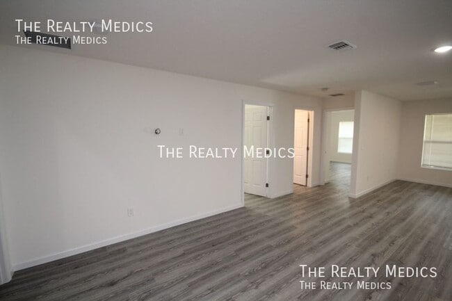 Building Photo - 182 Hillock Ave NW