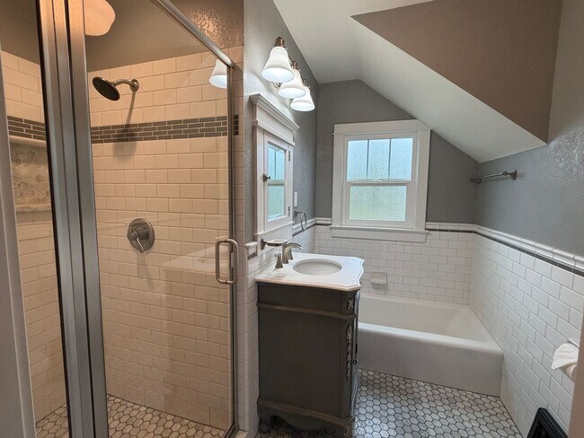 Building Photo - 3 Bedroom 1.5 Bath Single Family house on ...