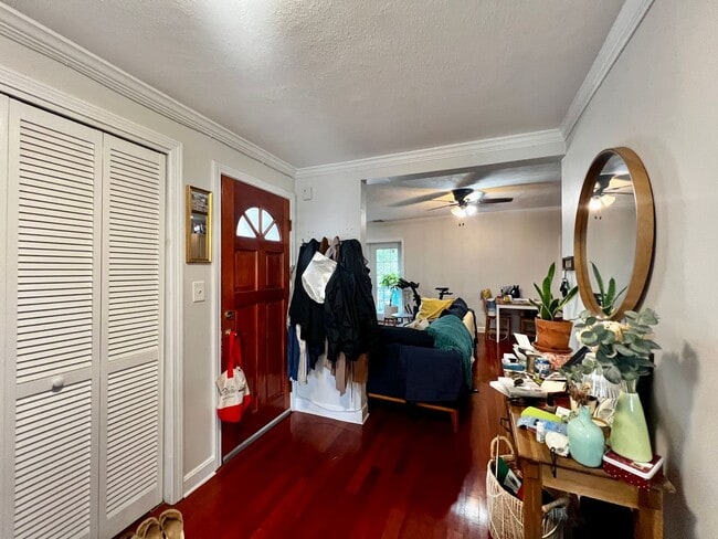 Building Photo - Stylish Top-Floor 2-Bedroom Condo with Pri...