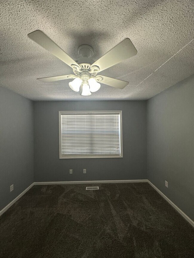 Building Photo - Briarwood West!  End Unit!