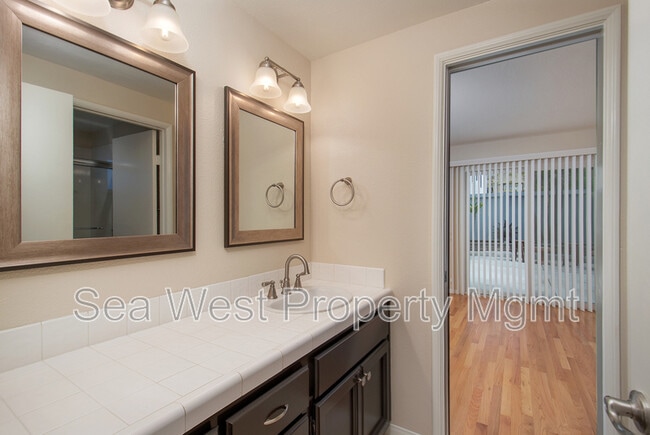 Building Photo - 846 S Cedros Ave