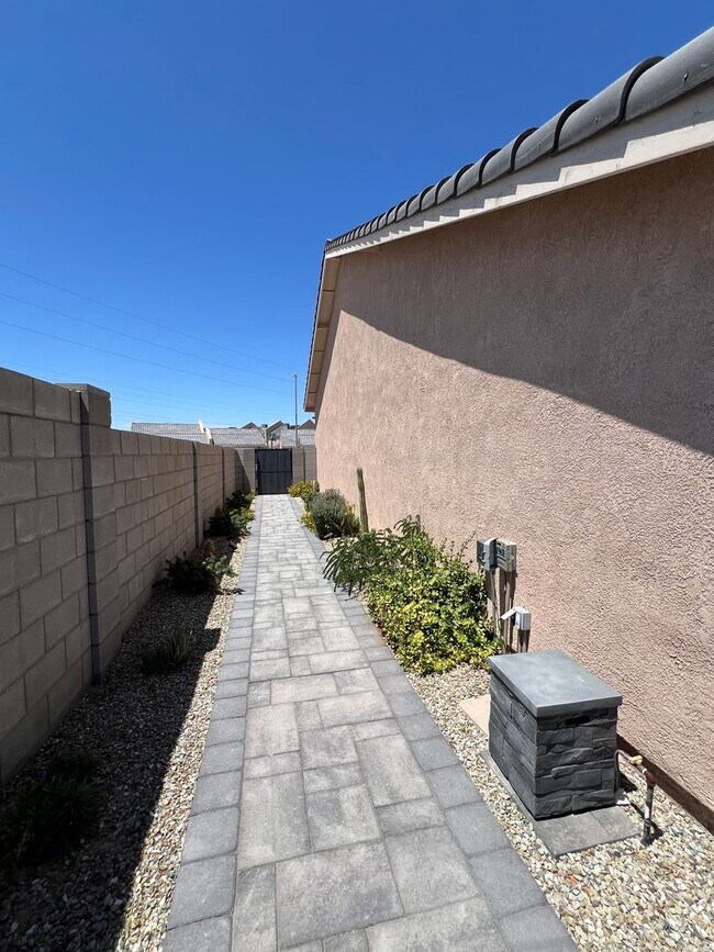 Building Photo - VERY NICE 3 BEDROOM IN DESERT SKY!