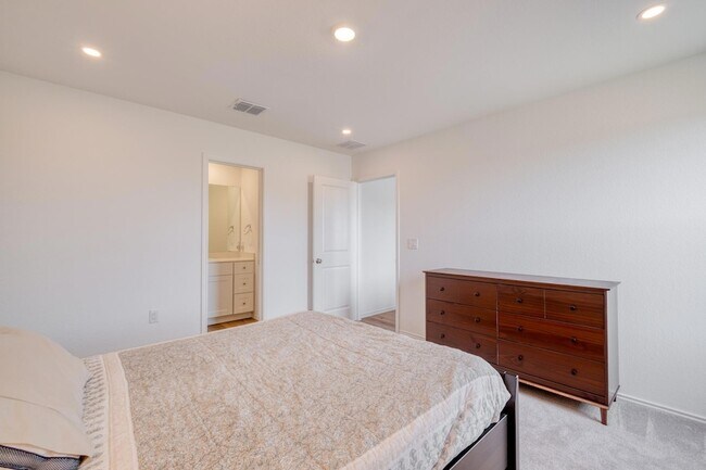 Building Photo - 2700 Schwartz Ln