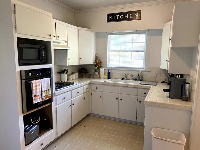 Building Photo - Available June 1!  Charming house close to downtown and La Tech!