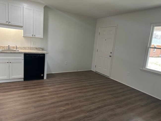 Building Photo - 2339 Memorial Ave SW