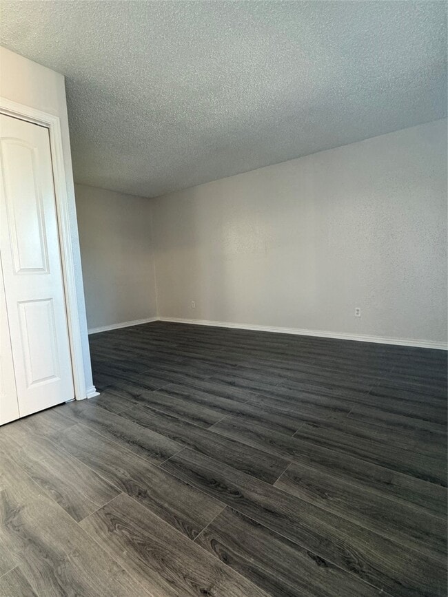 Building Photo - 107 E Willowick Ave