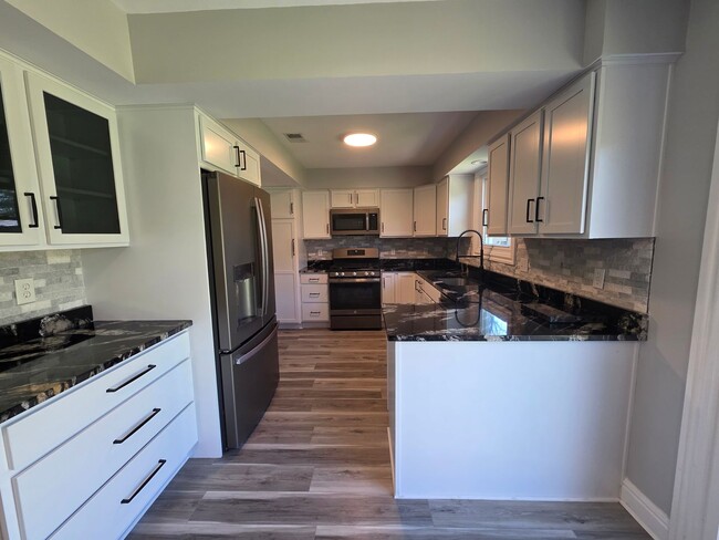Building Photo - Spacious Town Home in Brighton Heights!