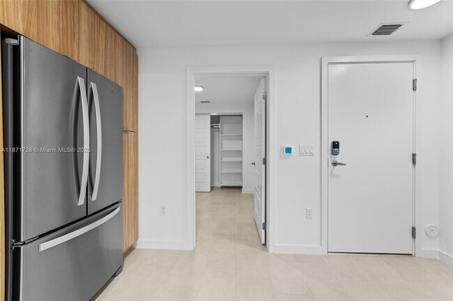 Building Photo - 2150 N Bayshore Dr