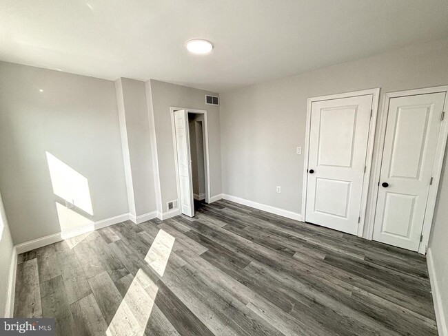 Building Photo - 1143 S Mole St