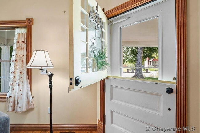 Building Photo - Charming Three Bedroom Home!