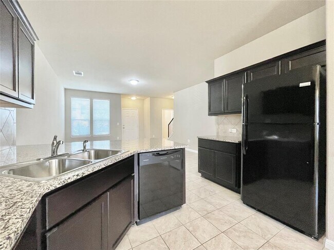 Building Photo - 415 Crater Lake Dr
