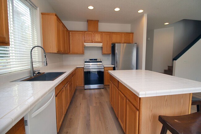 Building Photo - Custom-Built 5 Bedroom/3 Bath Home In A Great Sunnyside Neighborhood