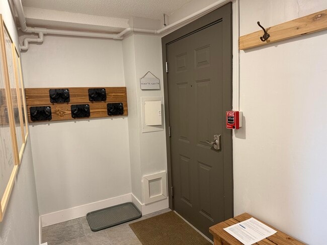 Building Photo - 220 Mountainside Dr