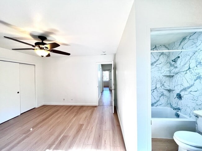 Building Photo - Updated and Move-In Ready 3BD/2BA, Single-...