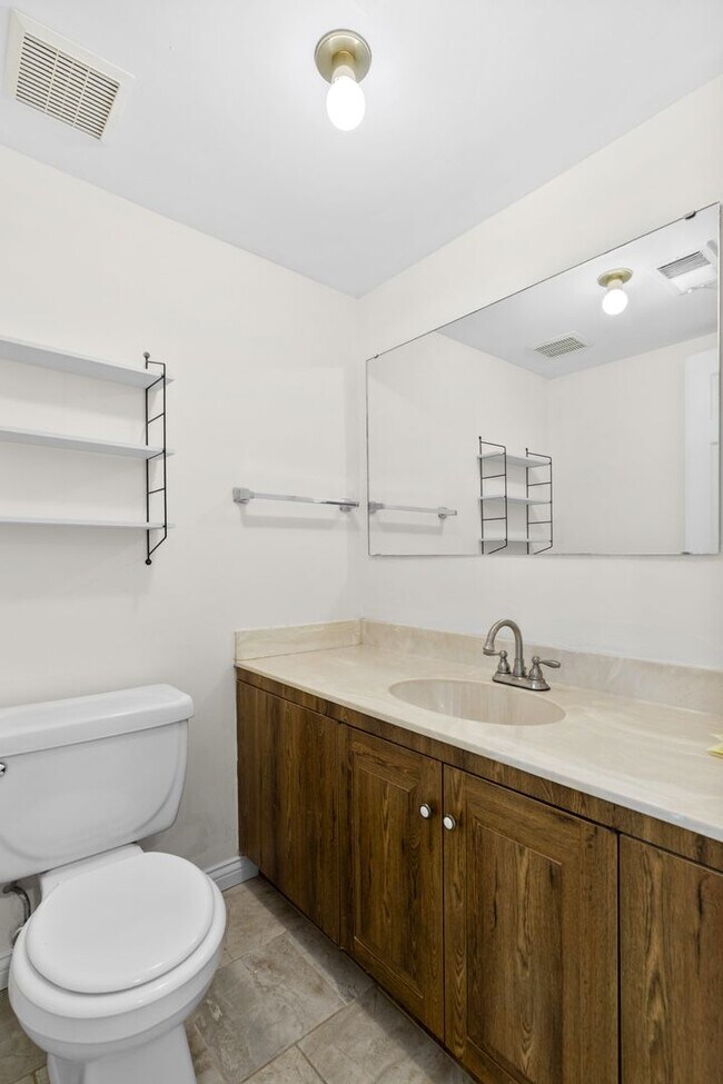 Building Photo - Spacious 1,440 SF Central West End Home with Garage Parking, Pool Access & Close to BJC/WashU