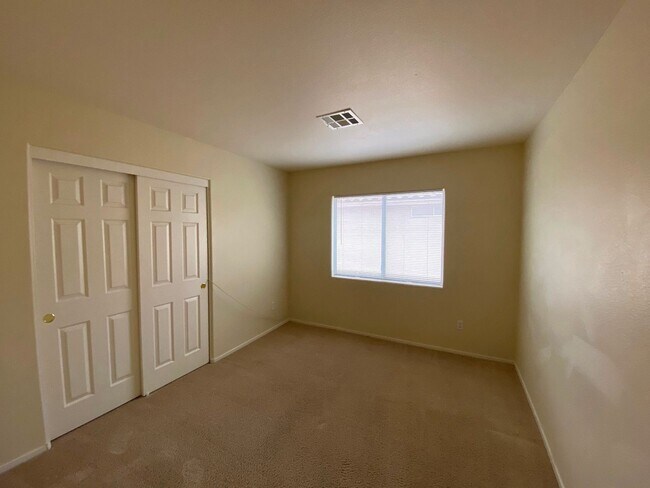 Building Photo - Beautiful & spacious home on an oversized ...