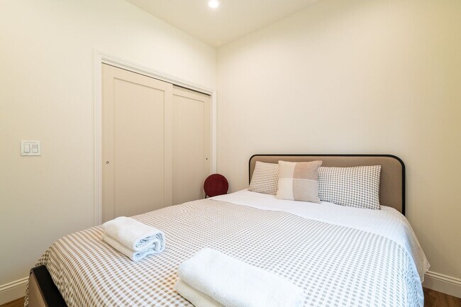 Building Photo - Contemporary New home in Monrovia