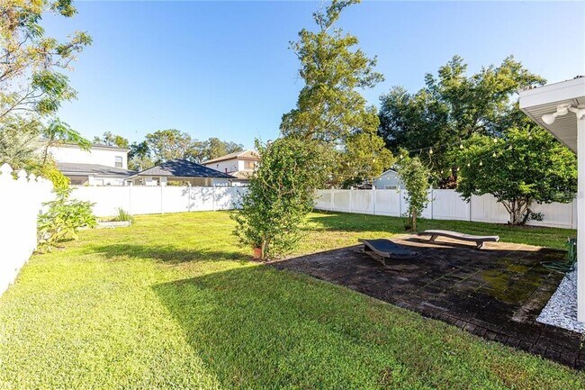 Building Photo - 1571 Magnolia Ave