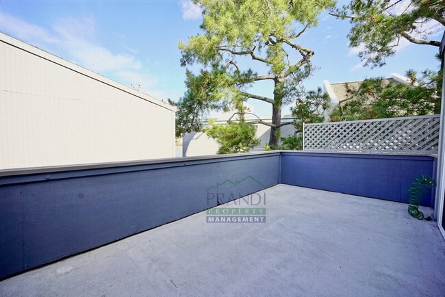 Building Photo - 575 Larkspur Plaza Dr