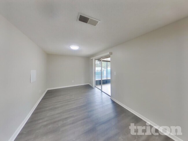 Building Photo - 1203 Seffner Valrico Rd