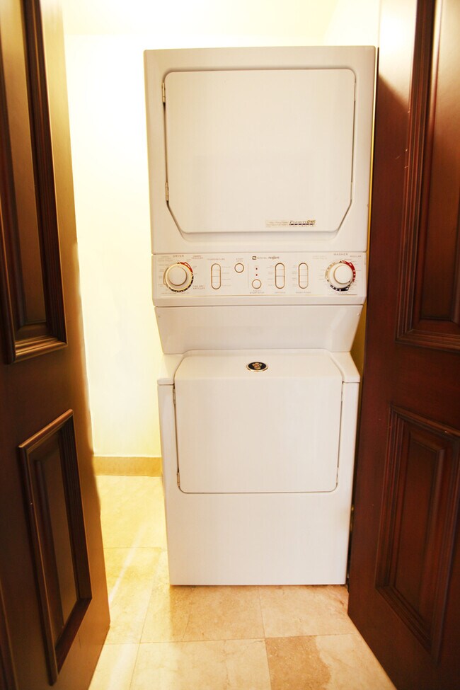 Building Photo - Luxury 3 bed 3 bath home available for rent in Malibu!