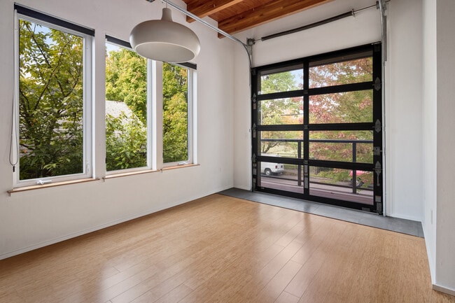 Building Photo - 504 NE Brazee St