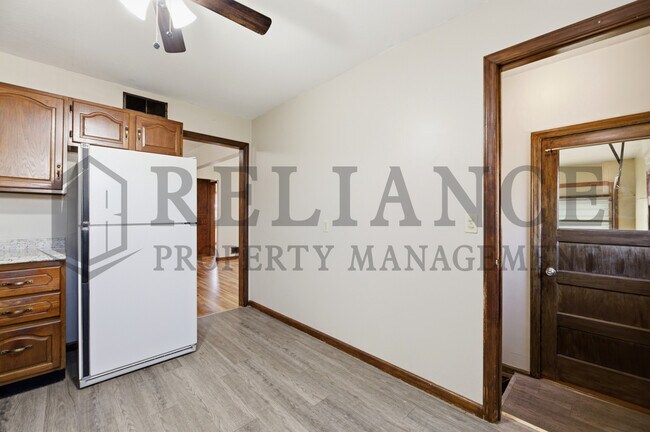 Building Photo - 2242 S Ridgewood Dr