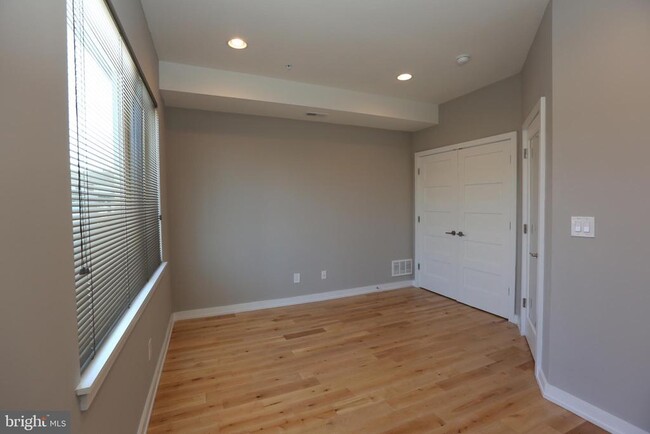 Building Photo - 1106 E Hewson St