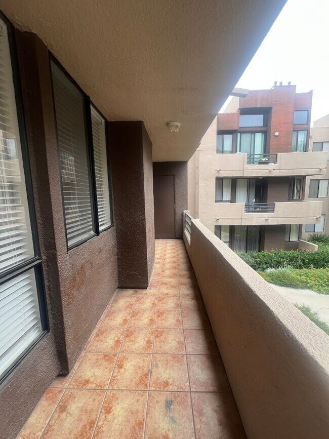 Building Photo - Spacious 2 Bedroom, 2 Bathroom, Canoga Par...