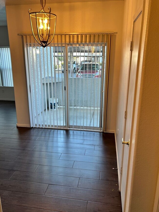 Building Photo - Beautiful unfurnished 2 bedroom in the Southwest (Rainbow and 215)