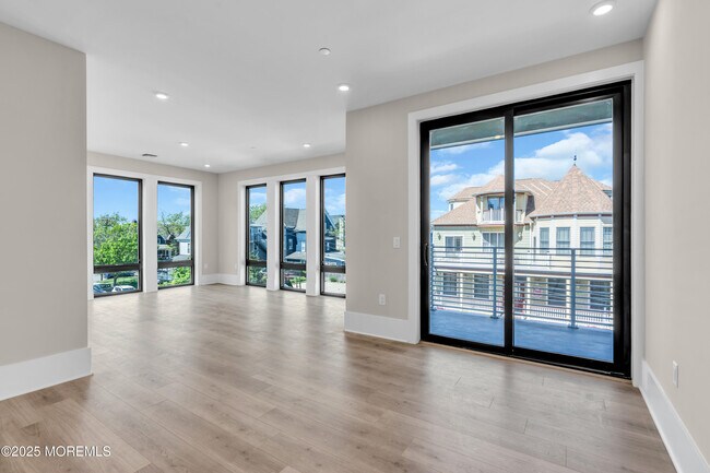 Building Photo - 218 3rd Ave