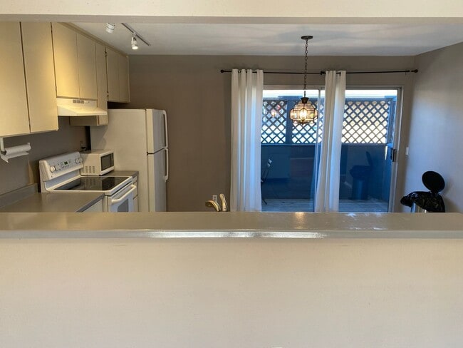 Building Photo - Clean Marina Condo (Park Marina)