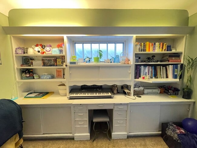 Building Photo - AVAILABLE JUNE 1st - 2 Bed 1 Bath Near Campus