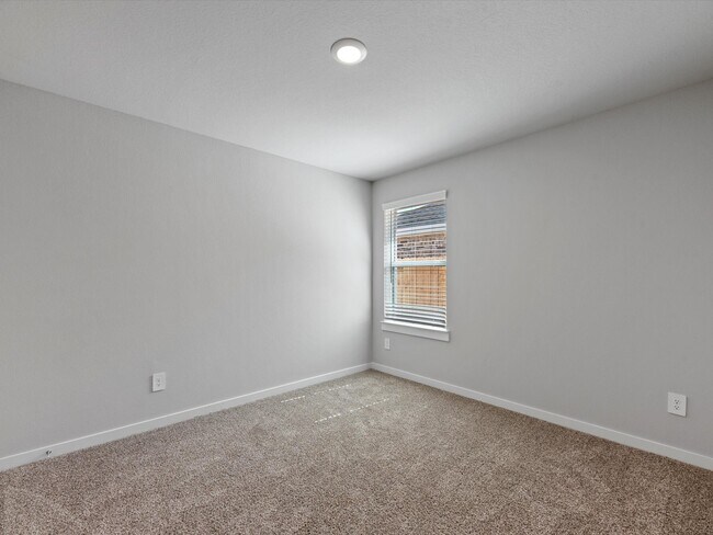 Building Photo - 3335 Silverton Dr