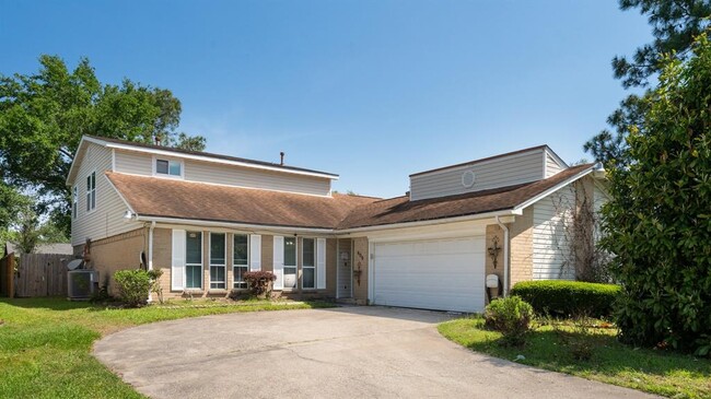 Building Photo - 606 Pinebrook Ln