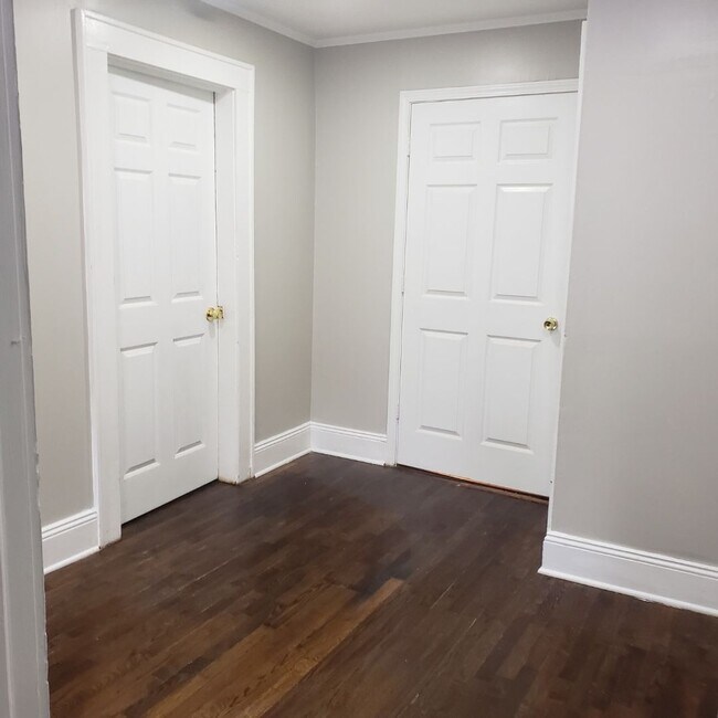 Building Photo - AVAILABLE TO SHOW!