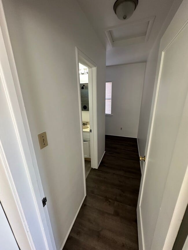 Building Photo - Pleasant Studio unit above Garage