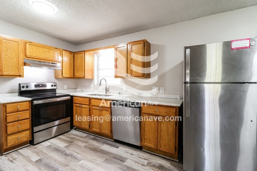 Building Photo - 6105 Santa Monica Dr