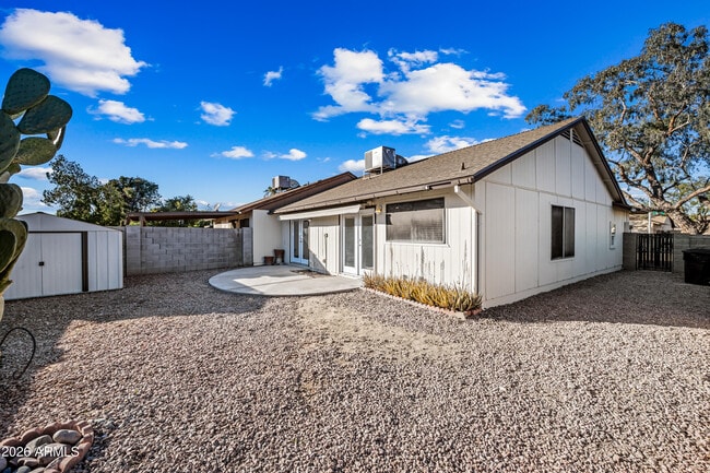 Building Photo - 2943 E Irwin Ave