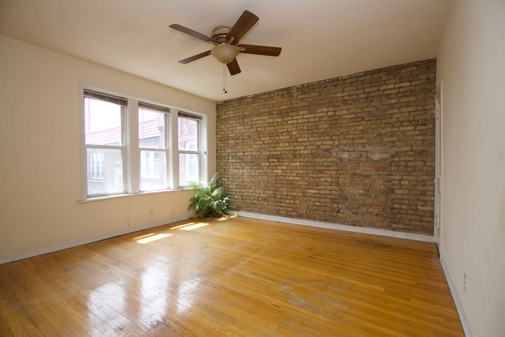 Building Photo - 3040 W Wellington Ave